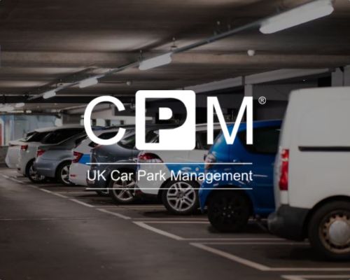 In einem Parkhaus mit Leuchtstofflampen geparkte Autos, die ein effizientes Parkraummanagement veranschaulichen. Das Logo „CPM UK Car Park Management“ ist als weißer Schriftzug in der Bildmitte eingeblendet. - Sevoria Parking