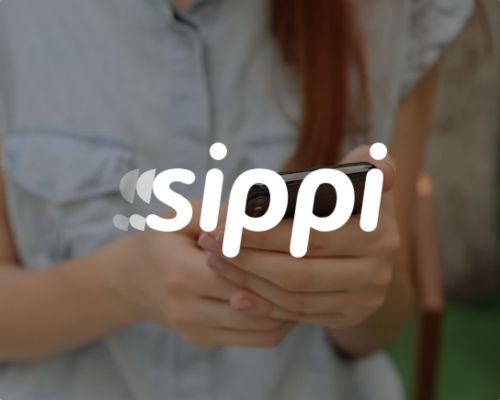 Eine Person, die ein Smartphone in der Hand hält, über dem Bild steht in fetten weißen Buchstaben das Wort „Sippi“, wodurch innovative Lösungen für die private Parkraumbewachung hervorgehoben werden. - Sevoria Parking