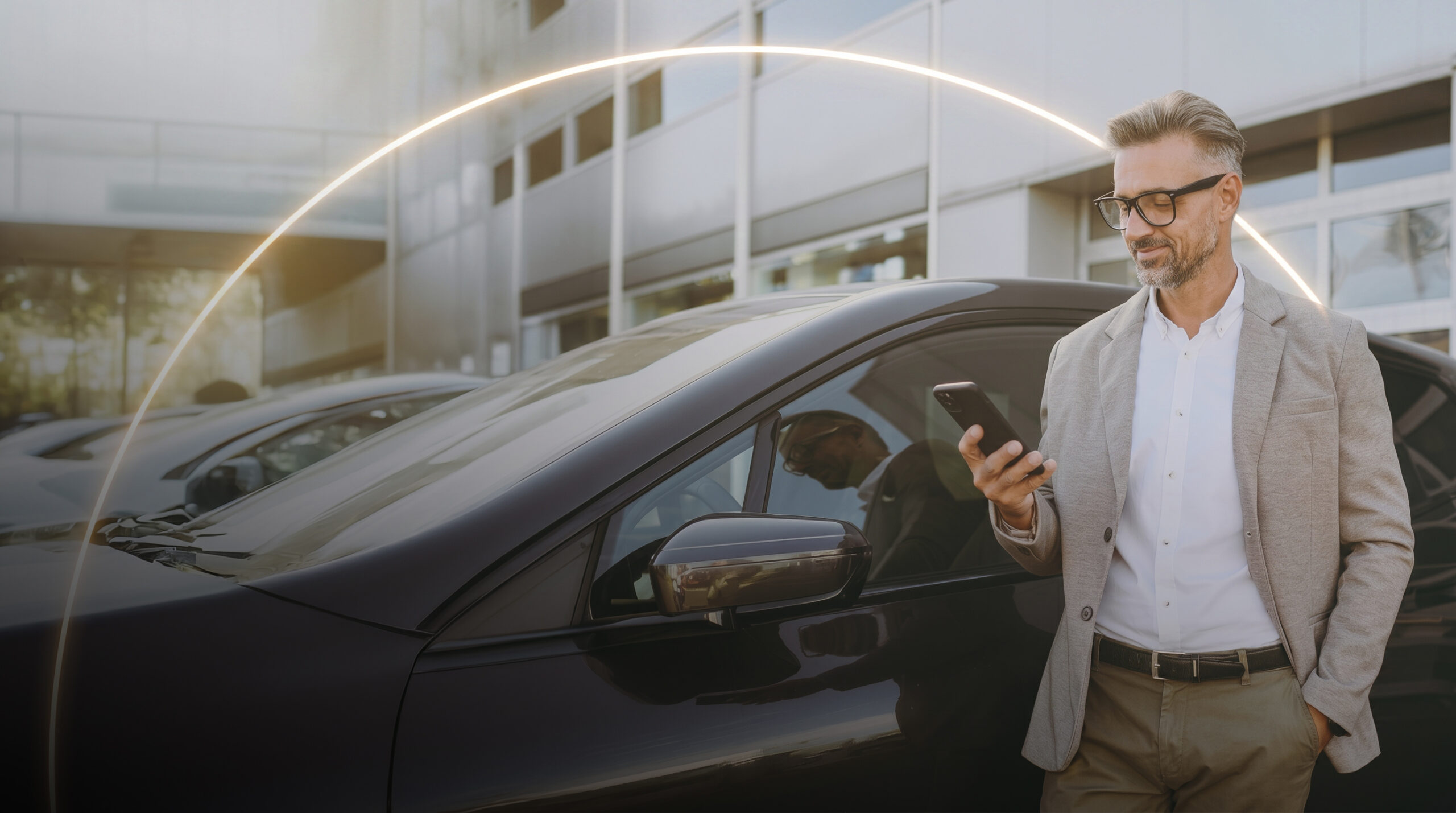 Ein Mann in Blazer und Brille steht neben einem geparkten schwarzen Auto und lächelt, während er auf sein Smartphone schaut. Im Hintergrund sind ein modernes Gebäude und weitere Autos zu sehen, was auf ein effizientes Parkraummanagement hindeutet. Über ihm ist ein leuchtender Lichtbogen eingeblendet. - Sevoria Parking